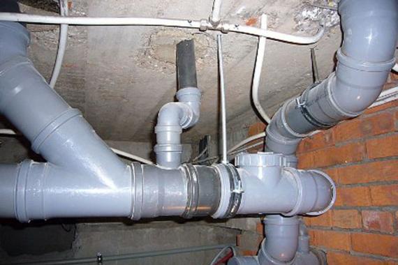 A ventilação do esgoto é necessária em uma casa particular: diagramas, tubulações