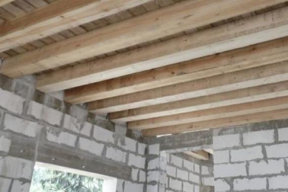 Piso de madeira pré-fabricado em uma casa de concreto aerado sobre vigas de madeira Piso de uma casa em concreto aerado